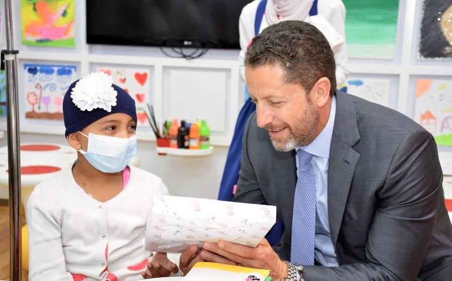 سمو الأميرة غيداء طلال ومعالي المهندس علاء بطاينة يوزعان الهدايا على الأطفال